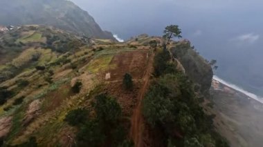 FPV insansız hava aracı yarışı dağ sörfü ve kayalıklarda uçurum dalışı. Portekiz 'deki Madeira adasındaki destansı dağ manzarası ve okyanus. Güzel bir doğa..