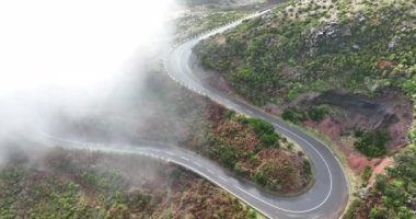 Madeira adası, bulutların arasındaki dağ yolu kayalıklar ve güzel doğa ile çevrili Portekiz 'de güneşli bir günde.