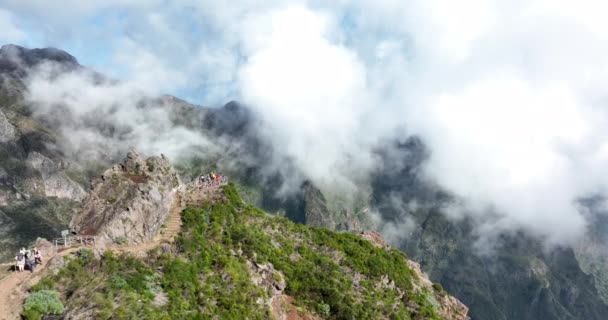 Güzel Madeira adası destansı dağları ve uçurumları. Pico do arieiro panorama yürüyüş rotası hava aracı görüntüsü. — Stok video
