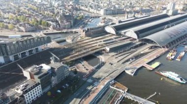 Amsterdam merkez altyapı tren istasyonu tramvay ve otobüs ve şehir merkezi silüeti