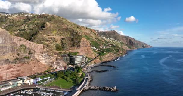 Coastline of Madeira Portugália gyönyörű napos sziget az Atlanti-óceán légi drón kilátás. Légi drónra néző. — Stock videók