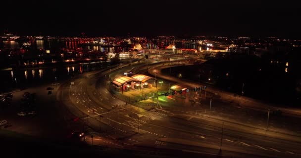 Portul terminal de feribot de la Den Helder spre Texel pe timp de noapte infrastructură vedere dronă aeriană. — Videoclip de stoc