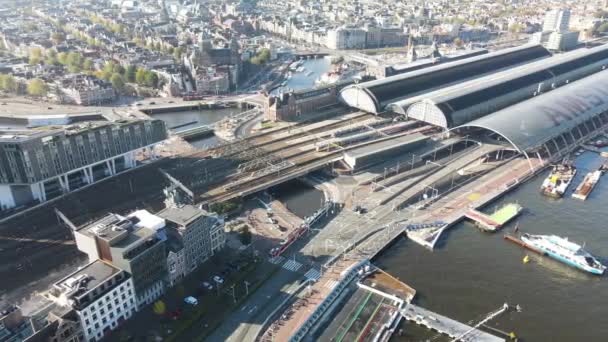 Amsterdam central infrastruktur järnvägsstation spårvagn och buss och stadens centrum skyline — Stockvideo