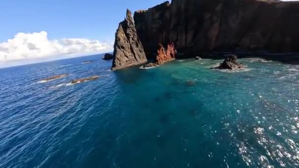 FPV závodní drone Mountain surfing, a útesy potápění podél skal. Epická horská krajina a oceán na ostrově Madeira v Portugalsku. Krásná příroda. — Stock video