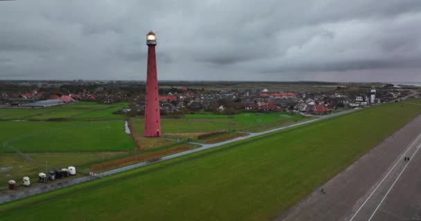 Башня маяка Ланге Яап в Ден Хелдер беспилотник воздушные кадры 5K вдоль моря недалеко от острова Тексел в Северной Голландии, Нидерланды. — стоковое видео