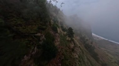 FPV insansız hava aracı yarışı dağ sörfü ve kayalıklarda uçurum dalışı. Portekiz 'deki Madeira adasındaki destansı dağ manzarası ve okyanus. Güzel bir doğa..