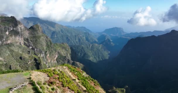 この美しい自然景観のヘリコプタービューを持つ雲の空中ドローン映像でマデイラ山脈壮大な高い崖. — ストック動画