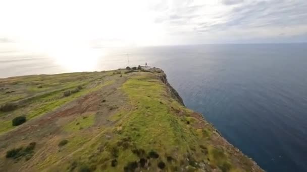 FPV racing drone Mountain surf, e scogliera immersioni lungo le rocce. Paesaggio montano epico e oceano sull'isola di Madeira in Portogallo. Bellissima natura. — Video Stock