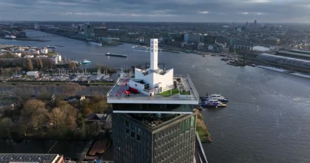 Amsterdam, 8 dicembre 2021, Paesi Bassi. Torre di vedetta di Amsterdam. La stazione centrale di Amsterdam e lo skyline della città sullo sfondo. — Video Stock