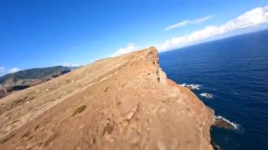 FPV insansız hava aracı yarışı dağ sörfü ve kayalıklarda uçurum dalışı. Portekiz 'deki Madeira adasındaki destansı dağ manzarası ve okyanus. Güzel bir doğa..