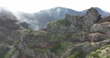 Güzel Madeira adası destansı dağları ve uçurumları. Pico do arieiro panorama yürüyüş rotası hava aracı görüntüsü.