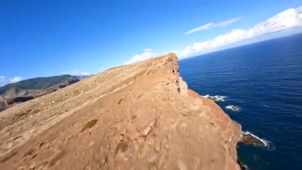 FPV insansız hava aracı yarışı dağ sörfü ve kayalıklarda uçurum dalışı. Portekiz 'deki Madeira adasındaki destansı dağ manzarası ve okyanus. Güzel bir doğa.. — Stok video