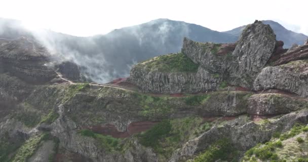 Splendide montagne epiche dell'isola di Madeira e scogliere natura basse nuvole sospese. Pico do arieiro panorama percorso escursionistico drone aereo panoramica. — Video Stock