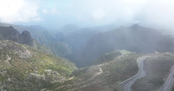 ポルトガルの晴れた霧の日に囲まれた崖や美しい自然と雲の中のマデイラ島、山道. — ストック動画