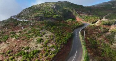 Madeira adası, bulutların arasındaki dağ yolu kayalıklar ve güzel doğa ile çevrili Portekiz 'de güneşli bir günde.