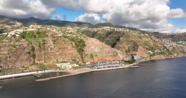 Madeira Portekiz sahil şeridi güzel güneşli ada Atlantik Okyanusu 'nun insansız hava aracı manzarası. Hava aracı görünümü.