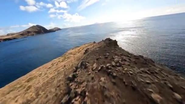 FPV corrida drone Mountain surf, e mergulho penhasco ao longo das rochas. Paisagem montanhosa épica e oceano na ilha da Madeira em Portugal. Natureza bonita. — Vídeo de Stock