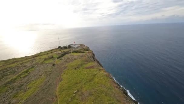 FPV insansız hava aracı yarışı dağ sörfü ve kayalıklarda uçurum dalışı. Portekiz 'deki Madeira adasındaki destansı dağ manzarası ve okyanus. Güzel bir doğa.. — Stok video