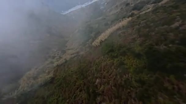 FPV balap dengung Gunung berselancar, dan tebing menyelam di sepanjang batu. Gunung Epic lanskap dan laut di pulau Madeira di Portugal. Sifat cantik.. — Stok Video