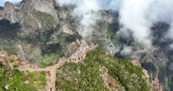 Schöne Insel Madeira epische Berge und Klippen Natur niedrig hängenden Wolken. Pico do arieiro panorama wanderroute Drohnenübersicht. — Stockvideo