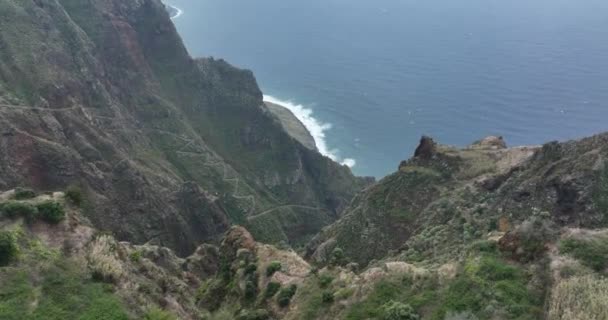 Берегова лінія острова Мадейра має високі скелясті скелі. Красива гірська природа та рельєф океану в Португалії.. — стокове відео