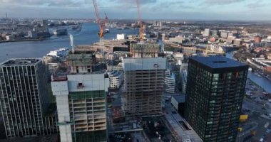 Amsterdam, 8 Aralık 2021, Hollanda. Amsterdam Gözcü Kulesi Film Müzesi ve gün batımında merkez istasyon hava aracı manzaralı feribot..