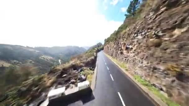 Berselancar di gunung dan menyelam di sepanjang tebing tinggi dan batu ke lembah. Drone balap FPV, jalan gunung terbang melalui awan. — Stok Video