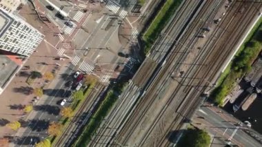 Şehir merkezindeki Amsterdam tren, tramvay ve yolunun altyapısı. Havadan insansız hava aracı aşağı bakıyor. Kesişen yol.