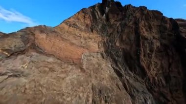 FPV insansız hava aracı yarışı dağ sörfü ve kayalıklarda uçurum dalışı. Portekiz 'deki Madeira adasındaki destansı dağ manzarası ve okyanus. Güzel bir doğa..
