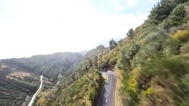 Dağ sörfü yapmak, yüksek uçurumlar ve kayalıklar boyunca bir vadiye dalmak. FPV yarış aracı, bulutların arasında uçan dağ yolu..