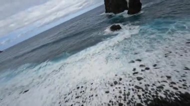 FPV insansız hava aracı yarışı dağ sörfü ve kayalıklarda uçurum dalışı. Portekiz 'deki Madeira adasındaki destansı dağ manzarası ve okyanus. Güzel bir doğa..