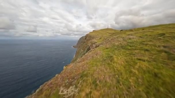 FPV赛车无人驾驶的山地冲浪，悬崖跳水岩石。葡萄牙马德拉岛上的史诗般的山地景观和海洋。美丽的天性. — 图库视频影像