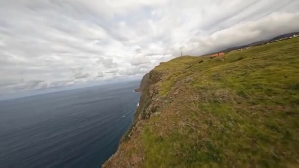 FPV insansız hava aracı yarışı dağ sörfü ve kayalıklarda uçurum dalışı. Portekiz 'deki Madeira adasındaki destansı dağ manzarası ve okyanus. Güzel bir doğa.. — Stok video