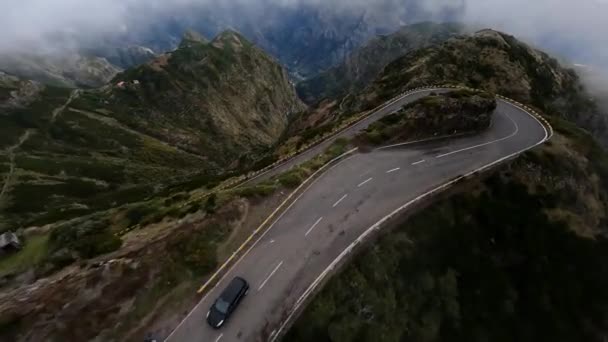 Surf de montaña volando y buceando a lo largo de altos acantilados y rocas en un valle. FPV dron de carreras, carretera de montaña volando a través de las nubes. — Vídeos de Stock