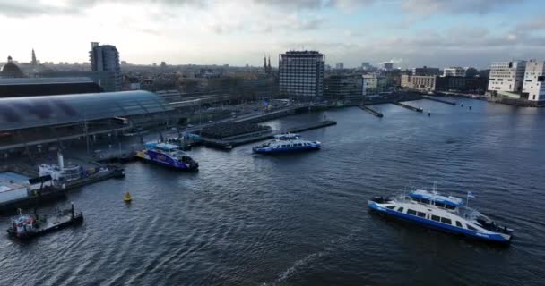 Amsterdam, 8 december 2021, Nederland. Amsterdam Lookout tower Eye film museum en de veerboten op centraal station luchtfoto drone view bij zonsondergang. — Stockvideo