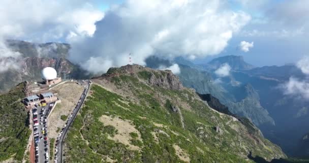 Όμορφα βουνά της Μαδέρας επικά βουνά και βράχια φύση χαμηλά σύννεφα κρέμονται. Pico do arieiro panorama πεζοπορία διαδρομή εναέρια drone επισκόπηση. — Αρχείο Βίντεο