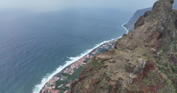 Ostrov Madeira pobřeží vysoké skalnaté útesy. Krásné hory příroda a oceán landscpape v Portugalsku. — Stock video