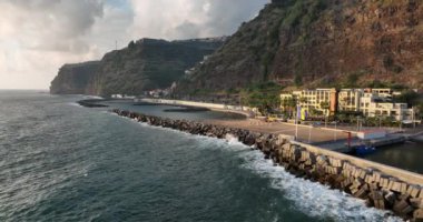 Madeira Portekiz sahil şeridi güzel güneşli ada Atlantik Okyanusu 'nun insansız hava aracı manzarası. Hava aracı görünümü.