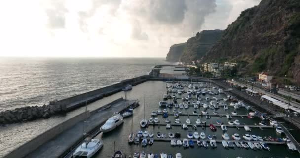 Pobřeží Madeiry Portugalsko krásně slunečný ostrov atlantický výhled na oceánské vzdušné trubce. Zobrazení leteckých dronů. — Stock video