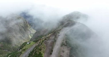 Madeira adası, bulutların arasındaki dağ yolu kayalıklar ve güzel doğa ile çevrili Portekiz 'de güneşli bir günde.