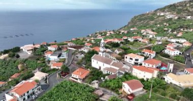 Madeira Adası 'ndaki Funchal' ın başkenti, güneşli bir günde Portekiz 'in güzel panorma manzarası tepeler ve dağlar üzerinde..