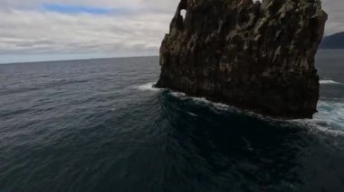 FPV insansız hava aracı yarışı dağ sörfü ve kayalıklarda uçurum dalışı. Portekiz 'deki Madeira adasındaki destansı dağ manzarası ve okyanus. Güzel bir doğa..