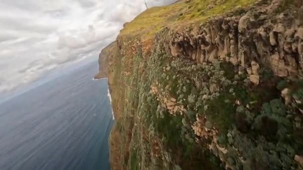 FPV racing drone Mountain surf, e scogliera immersioni lungo le rocce. Paesaggio montano epico e oceano sull'isola di Madeira in Portogallo. Bellissima natura. — Video Stock