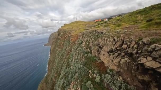 FPV závodní drone Mountain surfing, a útesy potápění podél skal. Epická horská krajina a oceán na ostrově Madeira v Portugalsku. Krásná příroda. — Stock video