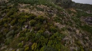 Dağ sörfü yapmak, yüksek uçurumlar ve kayalıklar boyunca bir vadiye dalmak. FPV yarış aracı, bulutların arasında uçan dağ yolu..