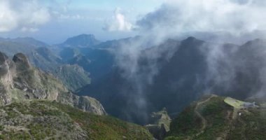 Madeira dağları bulutlardaki epik yüksek uçurumlar bu güzel doğa manzarasının helikopter görüntüsüyle hava aracı görüntüleri..