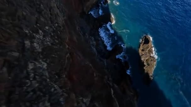 FPV insansız hava aracı yarışı dağ sörfü ve kayalıklarda uçurum dalışı. Portekiz 'deki Madeira adasındaki destansı dağ manzarası ve okyanus. Güzel bir doğa.. — Stok video