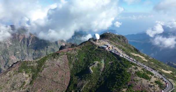 Splendide montagne epiche dell'isola di Madeira e scogliere natura basse nuvole sospese. Pico do arieiro panorama percorso escursionistico drone aereo panoramica. — Video Stock
