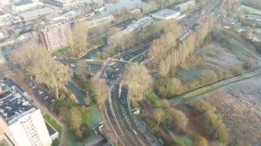 Amsterdam 'da trafik kavşağındaki Amsterdam hava hızı trafik ışığı, bisikletçi ve yayalar kış günü hareket ediyor.