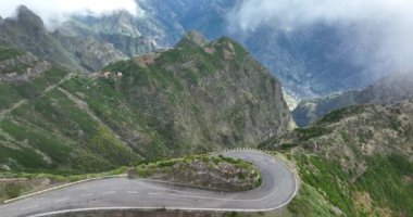 Madeira adası, bulutların arasındaki dağ yolu kayalıklar ve güzel doğa ile çevrili Portekiz 'de güneşli bir günde.